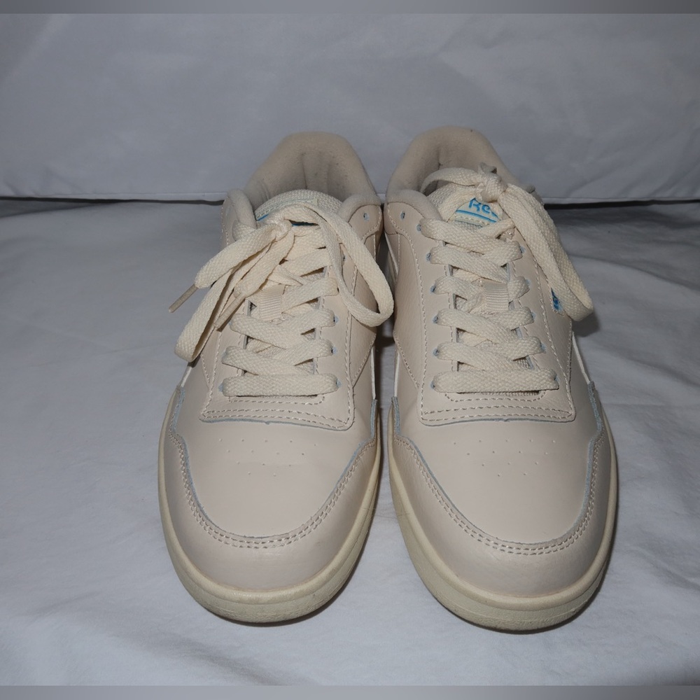 Women Reeboks - Picture 2 of 4